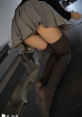 被迫成为女同学的脚奴袜奴