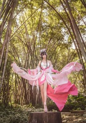 一部皇上吃宫女奶三级